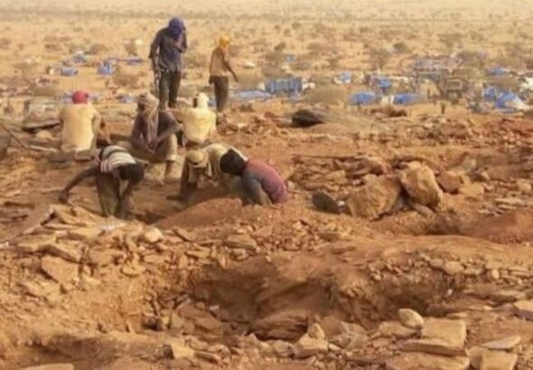 La production aurifère du Mali a atteint 72,227 tonnes en 2022, dont 6 tonnes issues de l’orpaillage. Cette production a généré près de 763 milliards de francs CFA pour le budget national, avec une contribution du sous-secteur de l’or estimée à 9,2 % du Produit intérieur brut. « Le secteur des substances précieuses occupe une place stratégique dans l’économie nationale et représente une source importante de devises, de recettes fiscales et de création d’emplois », souligne le Conseil des Ministres.