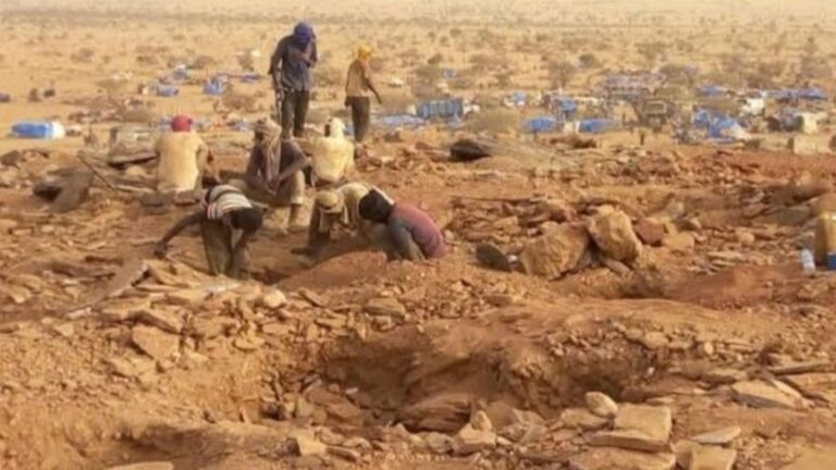 La production aurifère du Mali a atteint 72,227 tonnes en 2022, dont 6 tonnes issues de l’orpaillage. Cette production a généré près de 763 milliards de francs CFA pour le budget national, avec une contribution du sous-secteur de l’or estimée à 9,2 % du Produit intérieur brut. « Le secteur des substances précieuses occupe une place stratégique dans l’économie nationale et représente une source importante de devises, de recettes fiscales et de création d’emplois », souligne le Conseil des Ministres.