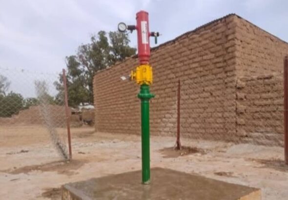 Dans la concession de Hydroma Inc. Canada au Mali, qui abrite la plus grande découverte mondiale d’hydrogène naturel, un forage destiné à la recherche d’eau a atteint 150 mètres de profondeur sans trouver de l’eau