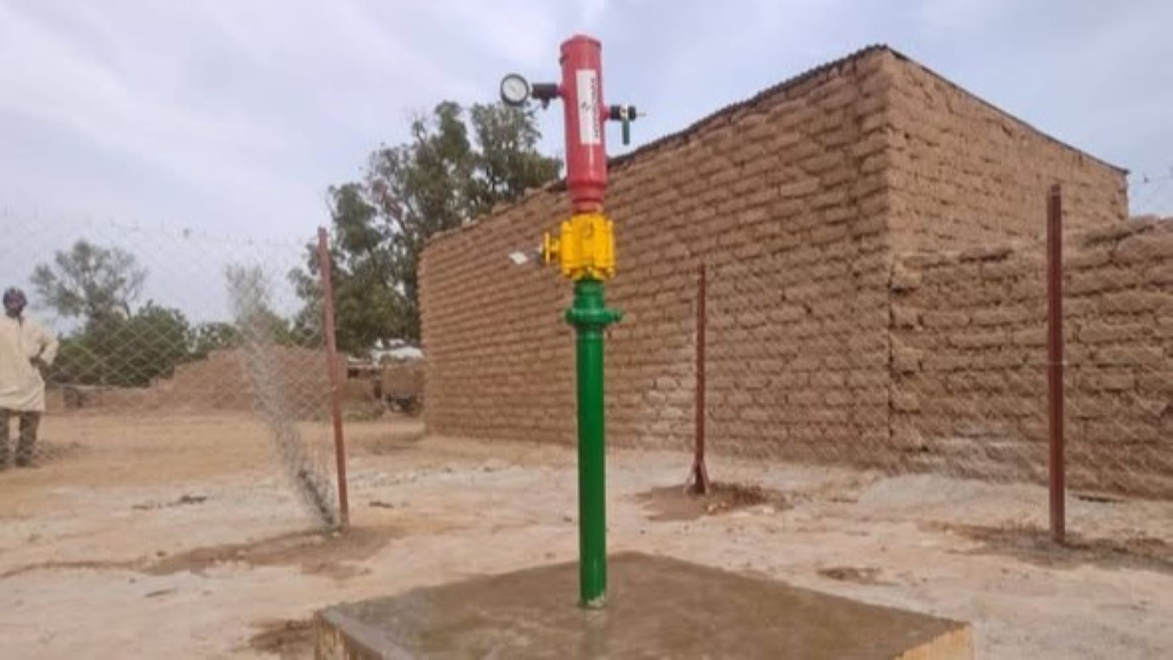 Dans la concession de Hydroma Inc. Canada au Mali, qui abrite la plus grande découverte mondiale d’hydrogène naturel, un forage destiné à la recherche d’eau a atteint 150 mètres de profondeur sans trouver de l’eau