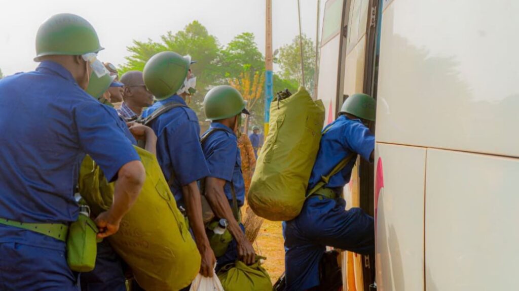 Au total, 1 930 recrues s’apprêtent à rejoindre le centre d’instruction de Bapho afin d’y accomplir leur service militaire obligatoire, une étape déterminante dans leur parcours citoyen et républicain.