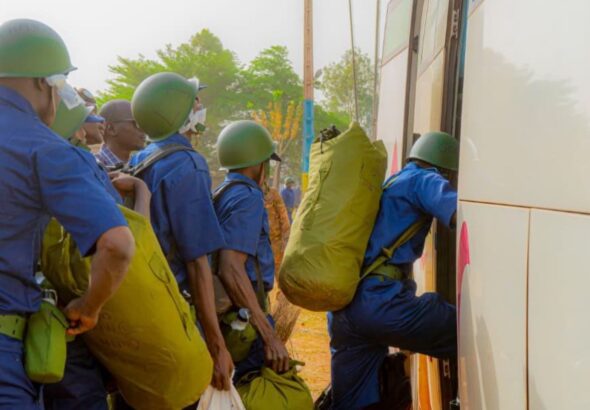 Au total, 1 930 recrues s’apprêtent à rejoindre le centre d’instruction de Bapho afin d’y accomplir leur service militaire obligatoire, une étape déterminante dans leur parcours citoyen et républicain.