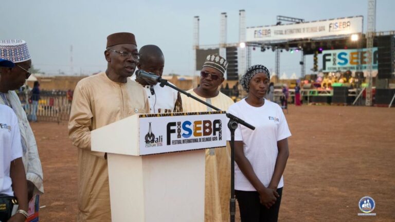 Du 06 au 12 avril 2026, la Caisse Nationale d’Assurance Maladie (CANAM) a marqué de son empreinte le Festival International de Selingué Baya (FISEBA-BAYA), dont elle figure parmi les sponsors officiels. Une implication qui traduit la volonté affirmée de l’institution de rapprocher ses missions des populations, au-delà des cadres conventionnels et dans les localités hors de Bamako.
