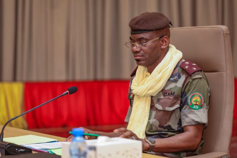 Le gouvernement de la transition du Mali a le profond regret de porter à la connaissance de l'opinion les décès tragiques du général de corps d'armée Sadio Camara, ministre d'État, ministre de la Défense et des anciens combattants.