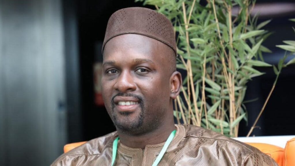 Le responsable politique qui ajuste son discours selon l’auditoire, qui dit blanc ici et gris ailleurs, croit gagner en popularité. En réalité, il perd en crédibilité. Et en politique, la crédibilité est une monnaie plus précieuse que les applaudissements faciles. On peut survivre à l’impopularité momentanée, mais jamais à la perte de confiance.