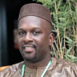 Le responsable politique qui ajuste son discours selon l’auditoire, qui dit blanc ici et gris ailleurs, croit gagner en popularité. En réalité, il perd en crédibilité. Et en politique, la crédibilité est une monnaie plus précieuse que les applaudissements faciles. On peut survivre à l’impopularité momentanée, mais jamais à la perte de confiance.