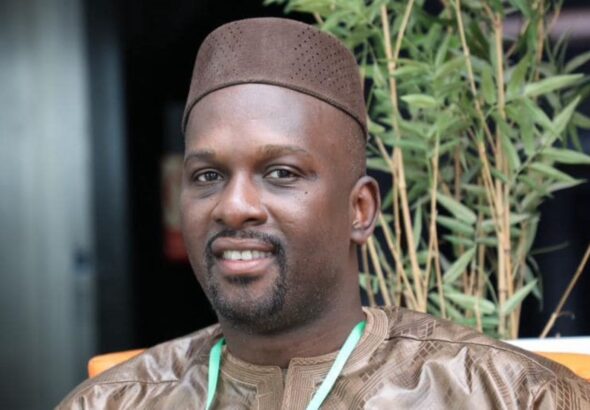 Le responsable politique qui ajuste son discours selon l’auditoire, qui dit blanc ici et gris ailleurs, croit gagner en popularité. En réalité, il perd en crédibilité. Et en politique, la crédibilité est une monnaie plus précieuse que les applaudissements faciles. On peut survivre à l’impopularité momentanée, mais jamais à la perte de confiance.