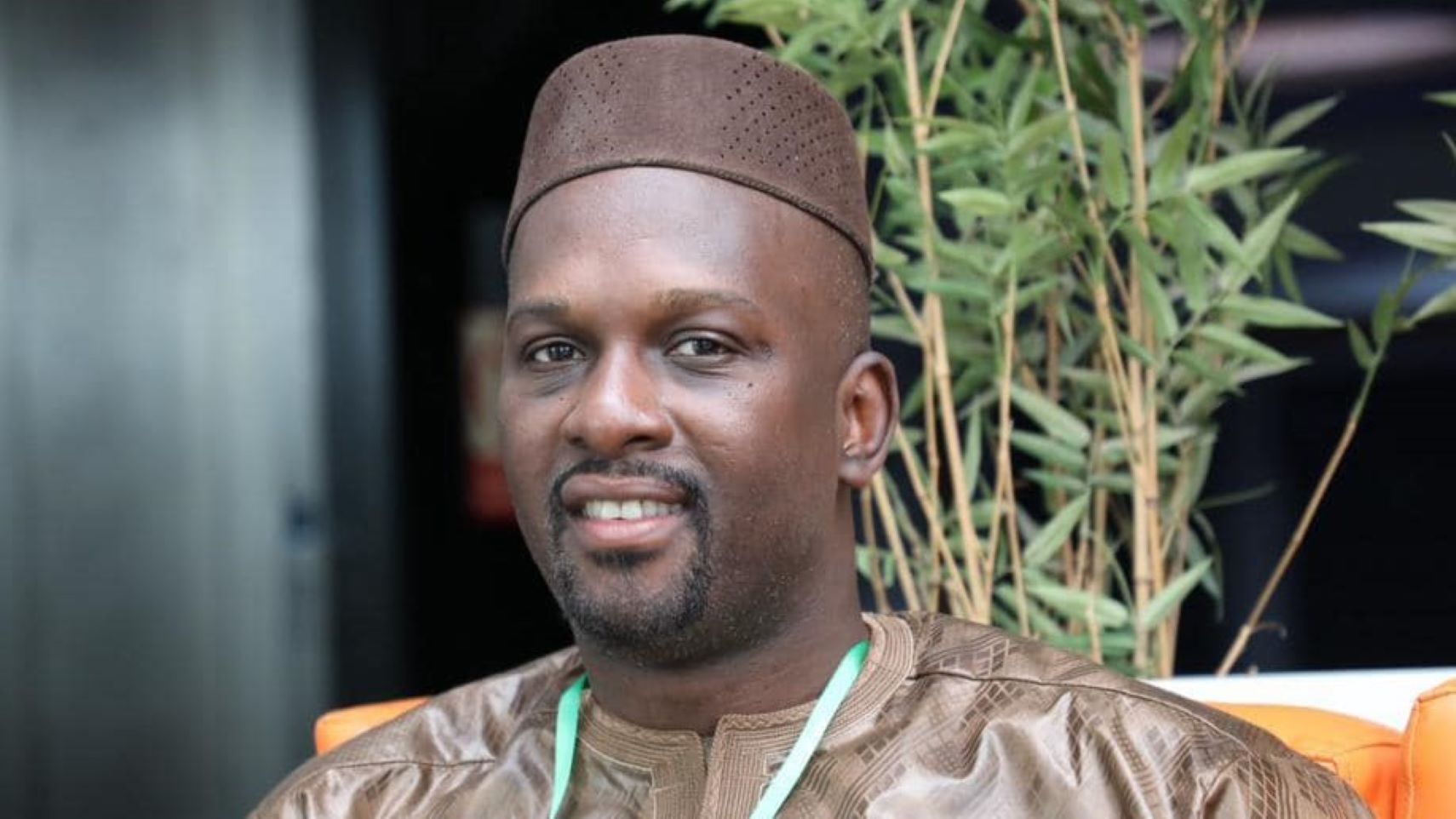 Le responsable politique qui ajuste son discours selon l’auditoire, qui dit blanc ici et gris ailleurs, croit gagner en popularité. En réalité, il perd en crédibilité. Et en politique, la crédibilité est une monnaie plus précieuse que les applaudissements faciles. On peut survivre à l’impopularité momentanée, mais jamais à la perte de confiance.