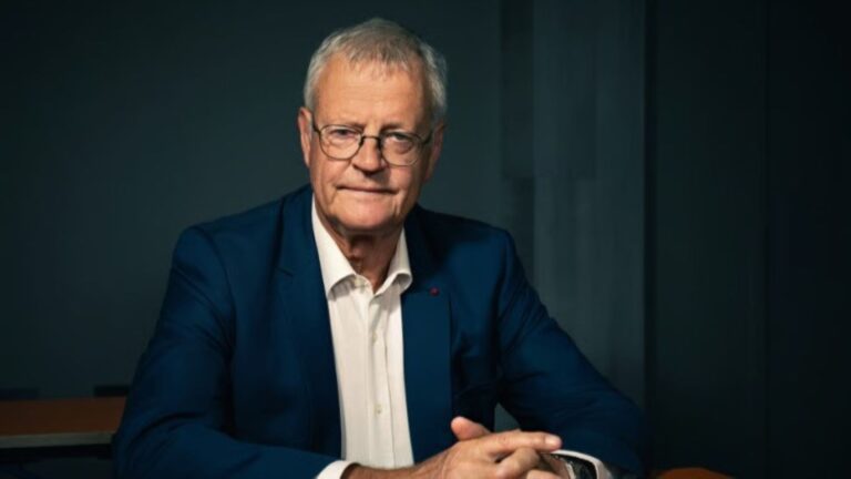 La démocratie est un processus strictement national qui ne peut être ni importé, ni exporté. Chaque nation possédant son propre +ADN+ et ses racines profondes. Toute tentative extérieure de dicter une conduite politique n’est qu’un retour au concept de mission civilisatrice’’