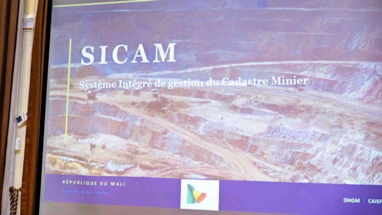 Le cadastre minier est un système qui comprend l’ensemble des dossiers et des cartes relatifs aux titres miniers, notamment la propriété et la détention de ces titres : qui en est le détenteur ? Quelle en est la superficie et quelle en est la durée ?, etc.
