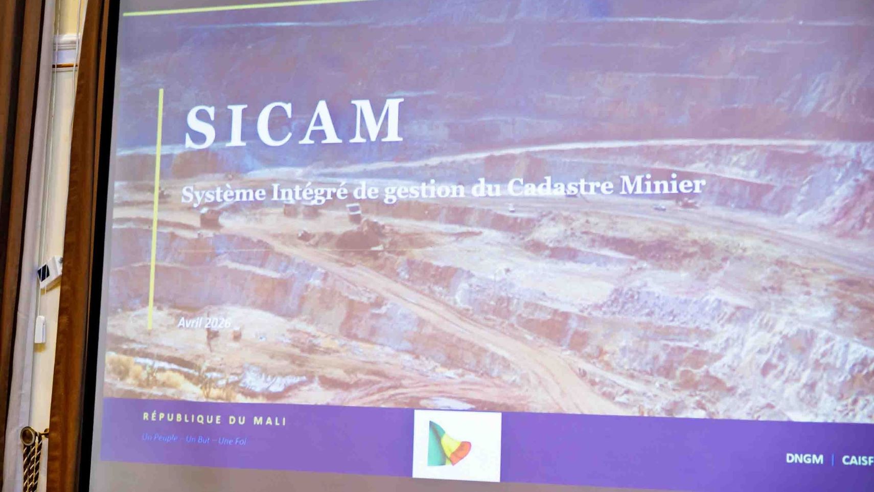 Le cadastre minier est un système qui comprend l’ensemble des dossiers et des cartes relatifs aux titres miniers, notamment la propriété et la détention de ces titres : qui en est le détenteur ? Quelle en est la superficie et quelle en est la durée ?, etc.