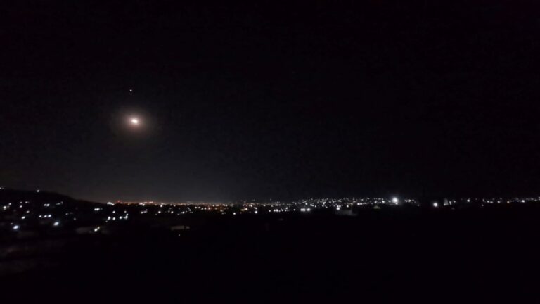 un couvre-feu de 72 heures, allant de 21 heures à 06 heures du matin, est instauré sur toute l’étendue du territoire du District de Bamako ». La mesure, précise le document, est « reconductible en cas de besoin ».