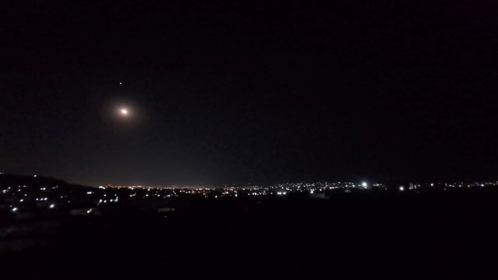 un couvre-feu de 72 heures, allant de 21 heures à 06 heures du matin, est instauré sur toute l’étendue du territoire du District de Bamako ». La mesure, précise le document, est « reconductible en cas de besoin ».