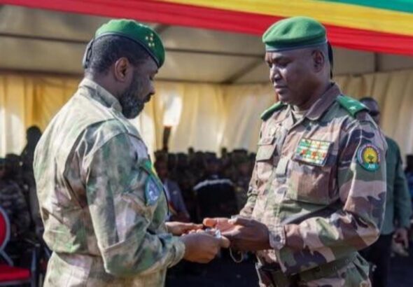 En associant leadership politique et expertise militaire, le tandem formé par Assimi Goïta et Oumar Diarra ambitionne de redonner un nouvel élan à l’appareil de défense. L’objectif affiché est clair : bâtir une armée plus réactive, mieux structurée et résolument tournée vers la protection du territoire national.