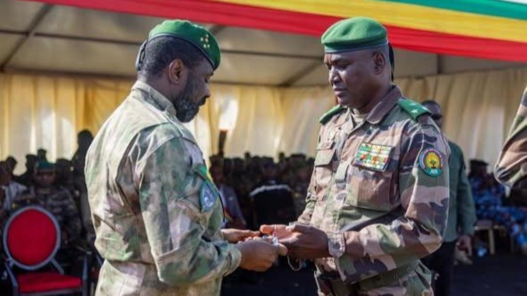 En associant leadership politique et expertise militaire, le tandem formé par Assimi Goïta et Oumar Diarra ambitionne de redonner un nouvel élan à l’appareil de défense. L’objectif affiché est clair : bâtir une armée plus réactive, mieux structurée et résolument tournée vers la protection du territoire national.