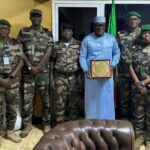 Cette visite de courtoisie a été l’occasion pour les responsables de la médecine militaire de remercier le DG de la CANAM pour son soutien constant aux initiatives et activités de la médecine militaire au Mali. Le président du nouveau bureau a particulièrement salué l’accompagnement de la CANAM en faveur du renforcement du système de santé et de la collaboration entre les structures sanitaires civiles et militaires.