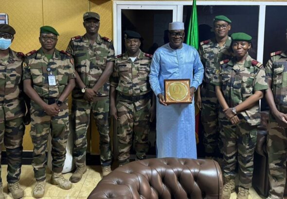 Cette visite de courtoisie a été l’occasion pour les responsables de la médecine militaire de remercier le DG de la CANAM pour son soutien constant aux initiatives et activités de la médecine militaire au Mali. Le président du nouveau bureau a particulièrement salué l’accompagnement de la CANAM en faveur du renforcement du système de santé et de la collaboration entre les structures sanitaires civiles et militaires.