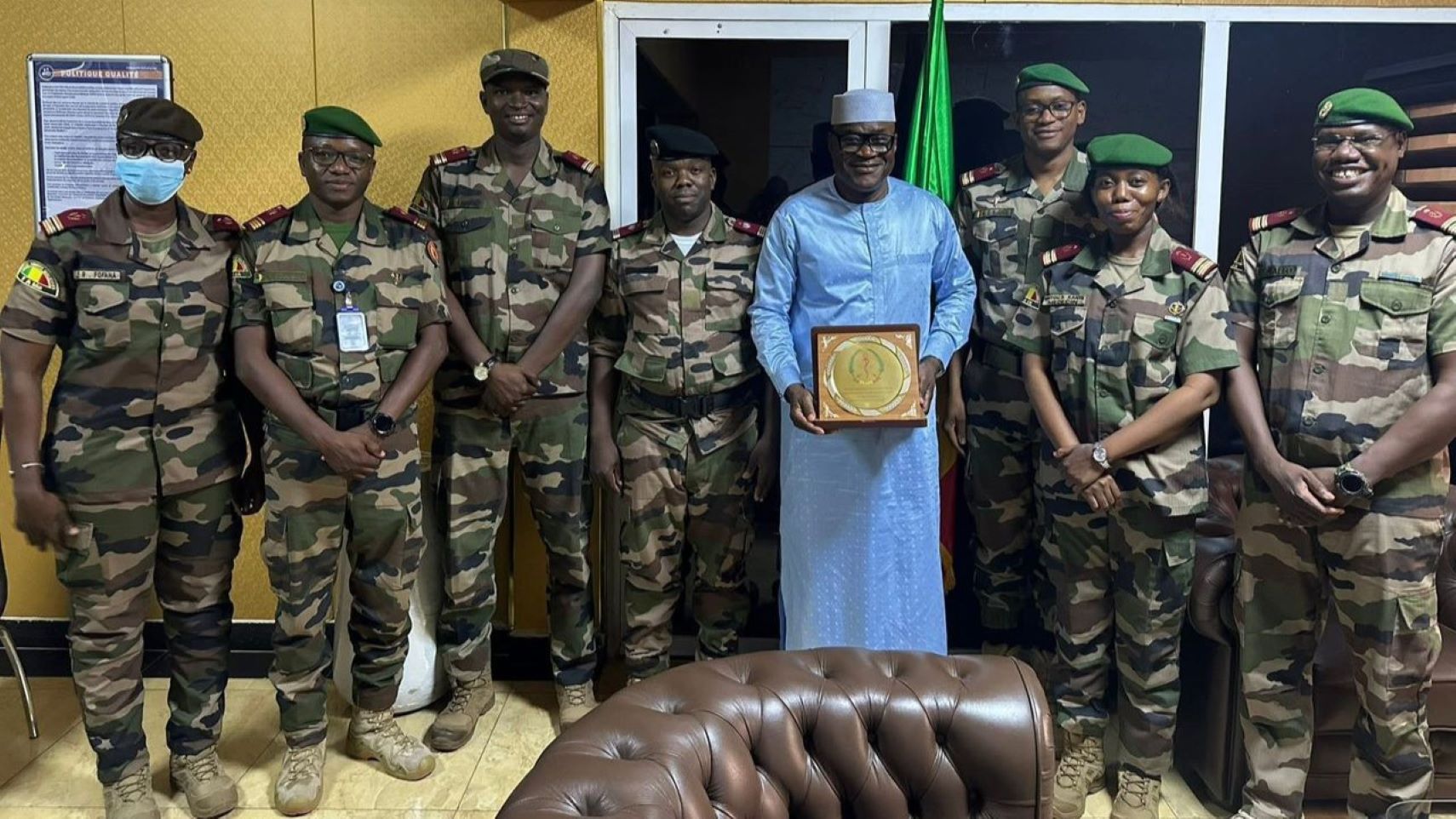 Cette visite de courtoisie a été l’occasion pour les responsables de la médecine militaire de remercier le DG de la CANAM pour son soutien constant aux initiatives et activités de la médecine militaire au Mali. Le président du nouveau bureau a particulièrement salué l’accompagnement de la CANAM en faveur du renforcement du système de santé et de la collaboration entre les structures sanitaires civiles et militaires.