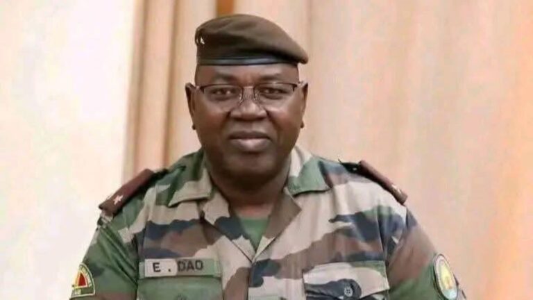 Le nouveau chef d’état-major général des Armées, le général de division Elisée Jean Dao, figure respectée de l’armée malienne, est un homme de grands défis. Nommé le 6 mai 2026, le patron des Forces armées a officiellement pris les commandes le vendredi 8 mai.