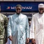 Cette manœuvre désamorce le plan de leurs adversaires, un plan que Sonko décrivait mot pour mot en juillet 2025 : « Tout ce qui se passe aujourd’hui n’a qu’une seule cible. Je n’ai pas l’habitude de parler de ma personne, mais aujourd’hui, il est temps de le dire : la cible, c’est Ousmane Sonko. Mais qu’est-ce qui explique cette haine contre Ousmane Sonko ? Parce qu’ils pensent qu’il est le principal verrou qui doit sauter pour qu’ils puissent atteindre leurs objectifs. Mais que cela ne vous étonne pas : ce qui les intéresse avant tout, c’est le pouvoir. Le jour où le "verrou Sonko" sautera, ils affronteront directement Bassirou Diomaye Faye. »