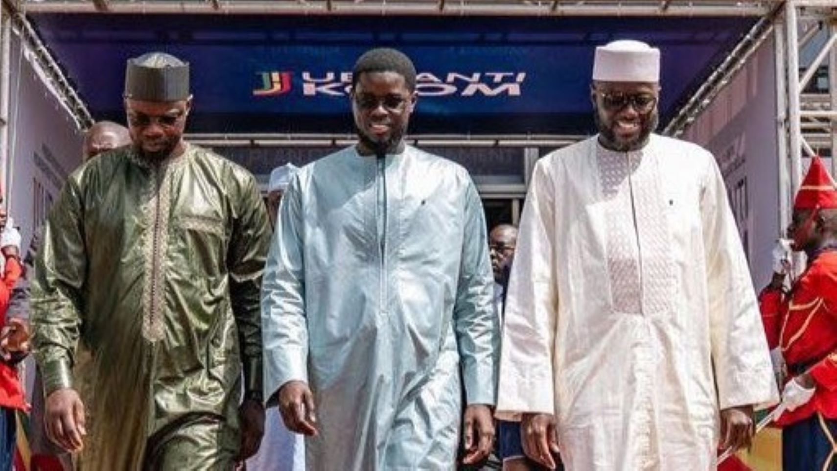 Cette manœuvre désamorce le plan de leurs adversaires, un plan que Sonko décrivait mot pour mot en juillet 2025 : « Tout ce qui se passe aujourd’hui n’a qu’une seule cible. Je n’ai pas l’habitude de parler de ma personne, mais aujourd’hui, il est temps de le dire : la cible, c’est Ousmane Sonko. Mais qu’est-ce qui explique cette haine contre Ousmane Sonko ? Parce qu’ils pensent qu’il est le principal verrou qui doit sauter pour qu’ils puissent atteindre leurs objectifs. Mais que cela ne vous étonne pas : ce qui les intéresse avant tout, c’est le pouvoir. Le jour où le "verrou Sonko" sautera, ils affronteront directement Bassirou Diomaye Faye. »