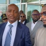 Dans une déclaration empreinte d’émotion et de complicité, Patrice Motsepe a évoqué les échanges fréquents qu’il entretient avec le président de la FIFA, Gianni Infantino, au sujet de Samuel Eto’o. « Gianni et moi parlons beaucoup de Samuel Eto’o. Gianni dit toujours : “Patrice, je sais que tu aimes Eto’o.” Et je lui dis : “Je sais combien tu aimes aussi Eto’o” », a déclaré le patron du football africain sous les applaudissements de l’assistance.