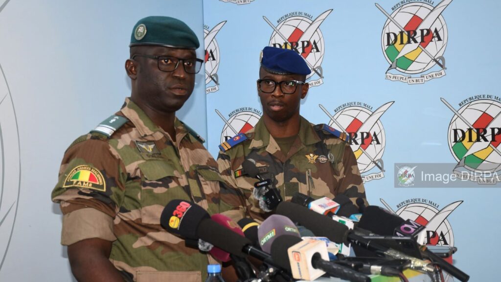 Le Chef d’Escadron Djibrilla Maïga a qualifié les attaques du 25 avril 2026 de « tentative vaine et désespérée de déstabilisation de l’État ». Selon lui, les groupes terroristes auraient bénéficié de soutiens internes et externes dans l’exécution de leur plan. « Ce funeste projet, savamment orchestré, avait pour but d’attenter à la vie de nos autorités », a-t-il déclaré.
