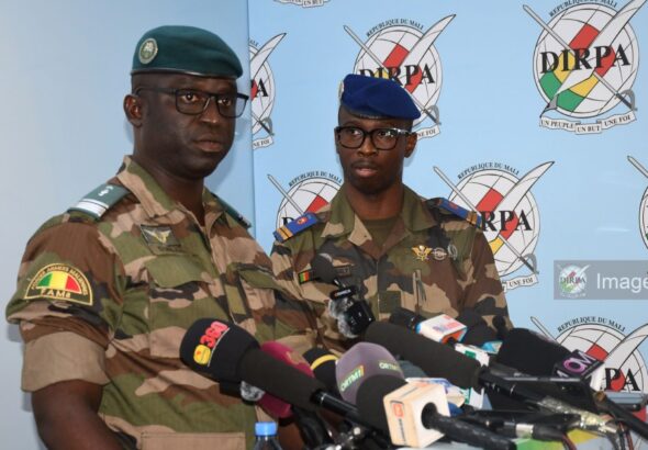 Le Chef d’Escadron Djibrilla Maïga a qualifié les attaques du 25 avril 2026 de « tentative vaine et désespérée de déstabilisation de l’État ». Selon lui, les groupes terroristes auraient bénéficié de soutiens internes et externes dans l’exécution de leur plan. « Ce funeste projet, savamment orchestré, avait pour but d’attenter à la vie de nos autorités », a-t-il déclaré.