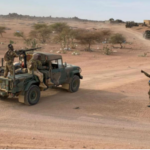 La première base, située à environ 40 kilomètres à l’ouest de Didieni, abritait, selon le communiqué, au moins une quinzaine de terroristes. Les FAMa indiquent que les combattants ainsi que leurs motos ont été détruits au cours des frappes.