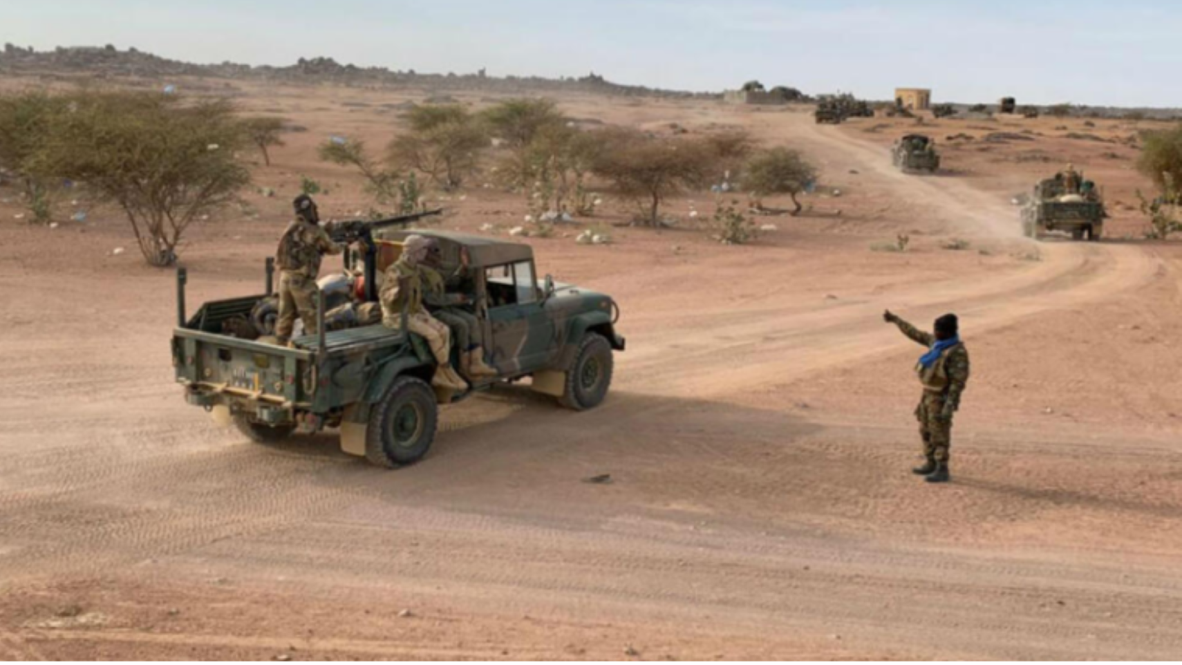 La première base, située à environ 40 kilomètres à l’ouest de Didieni, abritait, selon le communiqué, au moins une quinzaine de terroristes. Les FAMa indiquent que les combattants ainsi que leurs motos ont été détruits au cours des frappes.