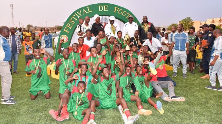 Après un score de parité (1-1) à l’issue du temps réglementaire, les Rouges de Hérémakono ont fait la différence lors de la séance des tirs au but (3-2), s’adjugeant ainsi le trophée.