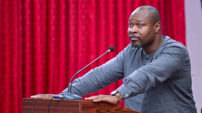 Pour Guy Marius Sagna, il est inconcevable qu’un dirigeant étranger se permette de critiquer publiquement des nations africaines devant leurs propres présidents sans susciter de réponse. « Alors que notre président de la République était là-bas, il n’aurait pas dû accepter cela. Pour qui se prend Macron pour devoir insulter nos frères, nos voisins et devant nos présidents de la République ? », s’est-il interrogé.