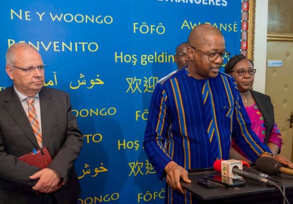 Le Burkina Faso, ce pays d'Afrique de l'Ouest, illustre aujourd'hui l'échec dramatique de la junte militaire au pouvoir depuis le coup d'État de 2022. En quatre ans, le pays s'est progressivement isolé de la communauté internationale, a été suspendu de plusieurs organisations régionales et internationales, tandis que les libertés fondamentales y sont méthodiquement réduites. Dans le même temps, la situation sécuritaire s'est aggravée. Plus de la moitié du territoire échappe au contrôle de l'État, et plusieurs millions de Burkinabés ont été déplacés et ont besoin d'une aide humanitaire.