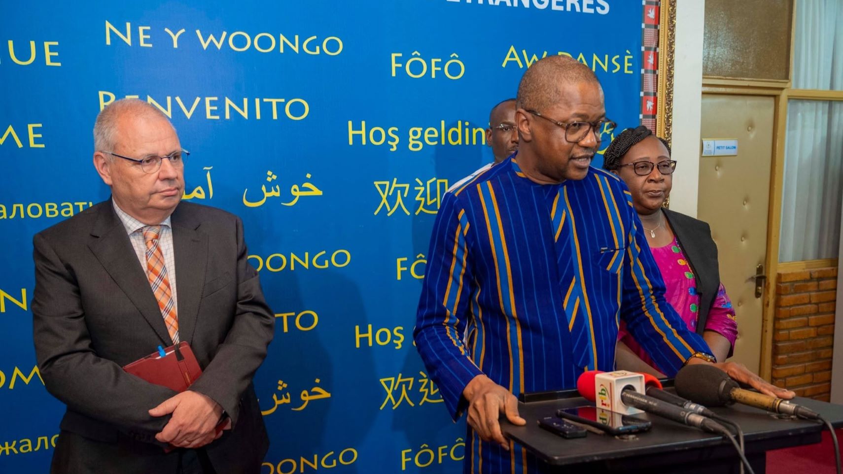 Le Burkina Faso, ce pays d'Afrique de l'Ouest, illustre aujourd'hui l'échec dramatique de la junte militaire au pouvoir depuis le coup d'État de 2022. En quatre ans, le pays s'est progressivement isolé de la communauté internationale, a été suspendu de plusieurs organisations régionales et internationales, tandis que les libertés fondamentales y sont méthodiquement réduites. Dans le même temps, la situation sécuritaire s'est aggravée. Plus de la moitié du territoire échappe au contrôle de l'État, et plusieurs millions de Burkinabés ont été déplacés et ont besoin d'une aide humanitaire.