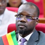 Les signataires estiment que cette décision est contraire aux dispositions de la Constitution. Selon eux, Ousmane Sonko, nommé Premier ministre puis élu député en 2024, s’était retrouvé dans une situation d’incompatibilité entre ses fonctions gouvernementales et son mandat parlementaire.