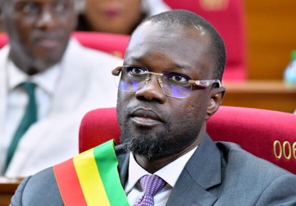 Les signataires estiment que cette décision est contraire aux dispositions de la Constitution. Selon eux, Ousmane Sonko, nommé Premier ministre puis élu député en 2024, s’était retrouvé dans une situation d’incompatibilité entre ses fonctions gouvernementales et son mandat parlementaire.