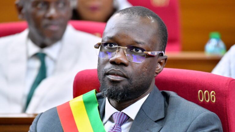 Les signataires estiment que cette décision est contraire aux dispositions de la Constitution. Selon eux, Ousmane Sonko, nommé Premier ministre puis élu député en 2024, s’était retrouvé dans une situation d’incompatibilité entre ses fonctions gouvernementales et son mandat parlementaire.