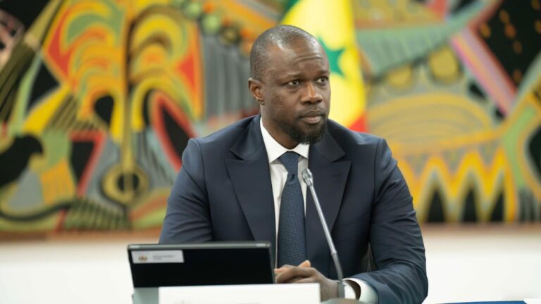Relancé sur la multiplication des arrestations ces derniers temps, Ousmane Sonko a tenu à recadrer le débat, pointant du doigt une omission volontaire, selon lui, de la part des observateurs étrangers : la question de la santé publique. « Il y a eu des arrestations dans le passé, rappelez-vous (...) Et c'est parti de deux choses. Le phénomène, la pratique de l'homosexualité associée à la transmission volontaire du VIH. La presse occidentale semble vouloir occulter ce deuxième aspect (...) qui est extrêmement important », a-t-il expliqué.
