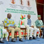 Ouagadougou a abrité les travaux de la 4ᵉ rencontre des Ministres en charge de l’Industrie, du Commerce et du Secteur privé de la Confédération des États du Sahel (AES). Sous la présidence du Premier ministre burkinabè, le Camarade Jean-Emmanuel Ouédraogo, cette session a été marquée par une volonté farouche de rompre avec les anciens modèles pour bâtir une économie sahélienne forte, intégrée et résiliente.