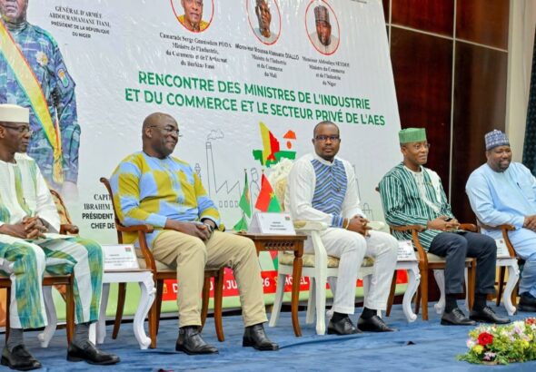 Ouagadougou a abrité les travaux de la 4ᵉ rencontre des Ministres en charge de l’Industrie, du Commerce et du Secteur privé de la Confédération des États du Sahel (AES). Sous la présidence du Premier ministre burkinabè, le Camarade Jean-Emmanuel Ouédraogo, cette session a été marquée par une volonté farouche de rompre avec les anciens modèles pour bâtir une économie sahélienne forte, intégrée et résiliente.