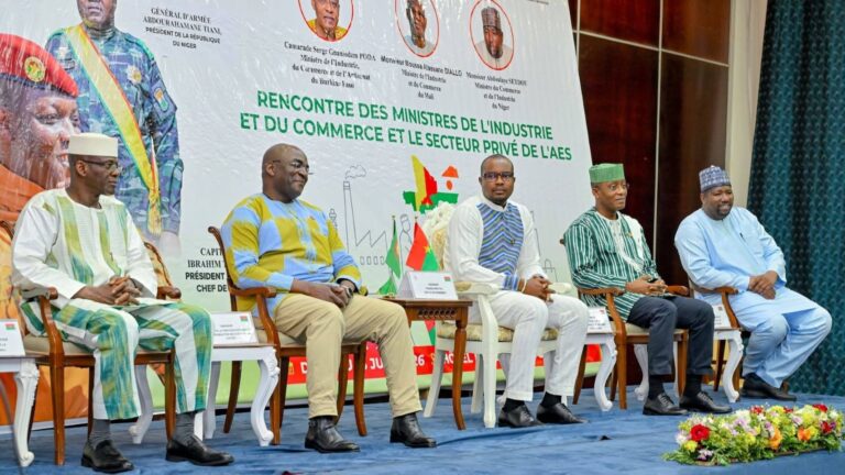 Ouagadougou a abrité les travaux de la 4ᵉ rencontre des Ministres en charge de l’Industrie, du Commerce et du Secteur privé de la Confédération des États du Sahel (AES). Sous la présidence du Premier ministre burkinabè, le Camarade Jean-Emmanuel Ouédraogo, cette session a été marquée par une volonté farouche de rompre avec les anciens modèles pour bâtir une économie sahélienne forte, intégrée et résiliente.