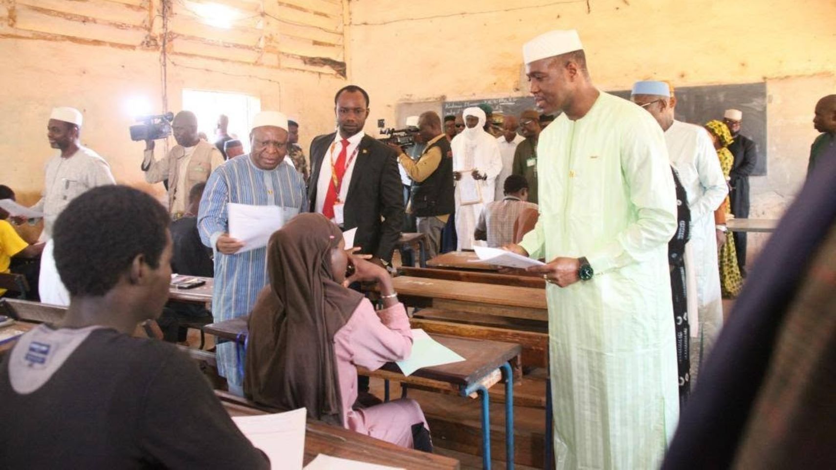 Pour cette session, ils sont, au total, 146. 206 candidats dont 71. 755 filles et 74. 451 garçons répartis entre 517 centres sur toute l'étendue du territoire national, et celui de M'Berra en Mauritanie pour 68 candidats.