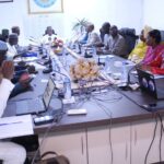 Fruit des consultations intergouvernementales Mali-Allemagne tenues en mai 2025, le projet PADRE+ dispose d'une enveloppe globale de 3.800.000.000 FCFA pour une durée de deux ans, allant du 1er janvier 2026 au 31 décembre 2027. Son ambition est d'impulser des dynamiques socio-économiques concrètes dans soixante communes cibles afin de répondre directement aux besoins des populations locales.