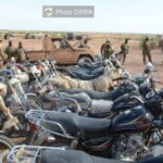 Le premier texte, l'arrêté N°2026-1312/MDAC/MJDH/MATD/MSPC/MTI-SG, cible directement la mobilité de ces engins, souvent privilégiés pour leur rapidité dans les zones de conflit. Signé par un parterre de hauts responsables dont le Général de Division Oumar Diarra (Défense), Mamoudou Kassogué (Justice), le Général de Brigade Issa Ousmane Coulibaly (Administration territoriale), le Général de Division Daoud Aly Mohammedine (Sécurité) et Mme Dembélé Madina Sissoko (Transports), le texte est sans équivoque en son Article 1er : « La circulation des motocyclettes de cylindrée de 125 cm³ et plus, hors des grandes agglomérations, est suspendue sur toute l'étendue du territoire national. »