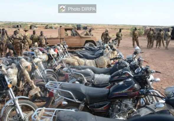 Le premier texte, l'arrêté N°2026-1312/MDAC/MJDH/MATD/MSPC/MTI-SG, cible directement la mobilité de ces engins, souvent privilégiés pour leur rapidité dans les zones de conflit. Signé par un parterre de hauts responsables dont le Général de Division Oumar Diarra (Défense), Mamoudou Kassogué (Justice), le Général de Brigade Issa Ousmane Coulibaly (Administration territoriale), le Général de Division Daoud Aly Mohammedine (Sécurité) et Mme Dembélé Madina Sissoko (Transports), le texte est sans équivoque en son Article 1er : « La circulation des motocyclettes de cylindrée de 125 cm³ et plus, hors des grandes agglomérations, est suspendue sur toute l'étendue du territoire national. »