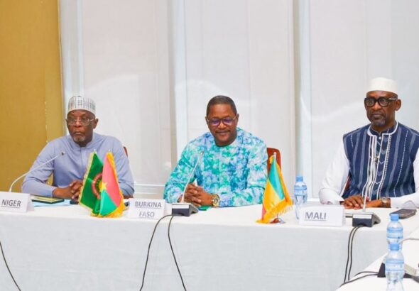 À la veille de la deuxième session des Consultations ministérielles entre la Confédération des États du Sahel (AES) et la Fédération de Russie, les chefs de la diplomatie du Burkina Faso, du Mali et du Niger se sont réunis ce mardi 7 juillet 2026 à Niamey. Objectif : finaliser la feuille de route stratégique avant le tête-à-tête crucial avec leur homologue russe, Sergueï Lavrov.