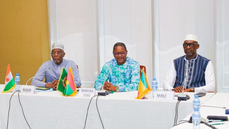 À la veille de la deuxième session des Consultations ministérielles entre la Confédération des États du Sahel (AES) et la Fédération de Russie, les chefs de la diplomatie du Burkina Faso, du Mali et du Niger se sont réunis ce mardi 7 juillet 2026 à Niamey. Objectif : finaliser la feuille de route stratégique avant le tête-à-tête crucial avec leur homologue russe, Sergueï Lavrov.