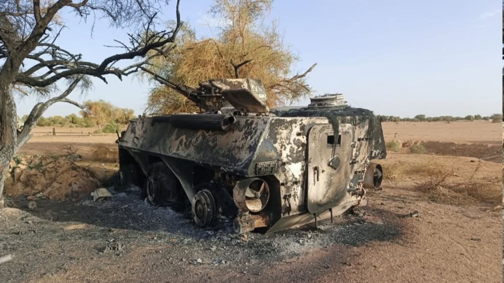 Le 4 juillet 2026, vers 5 h 30 du matin, une coalition de groupes terroristes composée de « Jamaat Nusrat al-Islam wal-Muslimin» et le «Front de libération de l’Azawad», sous le commandement d’Iyad Ag Gali et d’Algabass Ag Intalla, a perpétré une attaque terroriste contre la localité d’Anefis, en République du Mali, ainsi que contre la base des forces alliées de l’Africa Corps des Forces armées de la Fédération de Russie et de l’Armée malienne. La localité d’Anefis est une position stratégique majeure, constituant de fait la porte d’entrée vers le nord du Mali. Afin de paralyser les opérations de l’Africa Corps, l’ennemi a tenté de lancer des attaques contre les localités de Gao, Agélok et Sévaré, qui ont été repoussées avec succès.