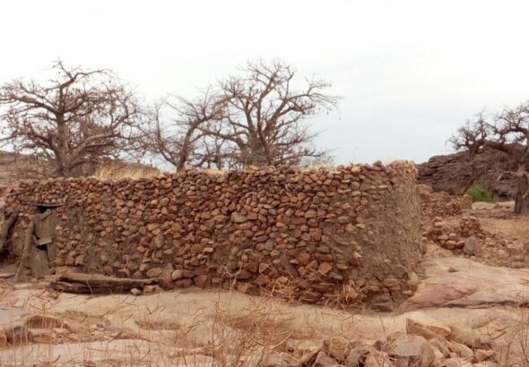 Les villages, fractions et quartiers constituent les entités administratives de base de la République du Mali. Leur création et leur administration sont actuellement régies par la Loi n°06-023 du 28 juin 2006, modifiée.