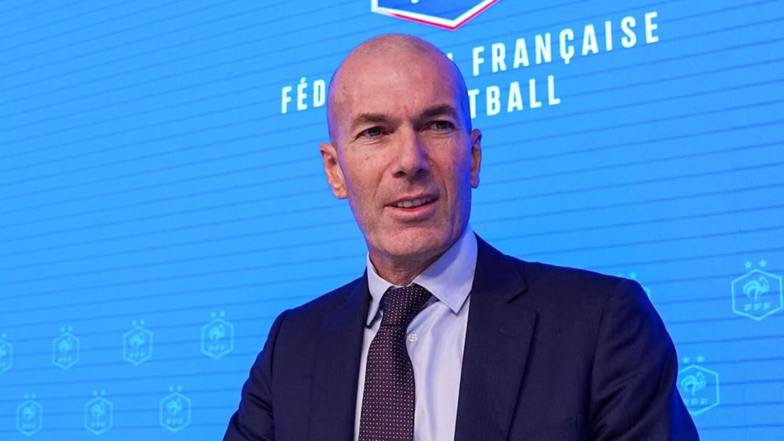 La légende des Bleus succède à Didier Deschamps, qui quitte son poste après quatorze années à la tête de la sélection nationale. L'ancien entraîneur du Real Madrid s'est engagé pour les quatre prochaines années.
